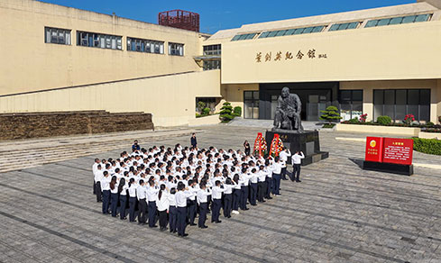 “賡續(xù)紅色血脈 踐行實(shí)干擔(dān)當(dāng)” <br>重溫入黨誓詞